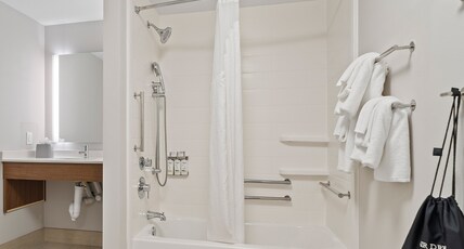 Holiday Inn Express & Suites MACON NORTH Room Type - 2 Queen Standard Mobil Accessible Tub