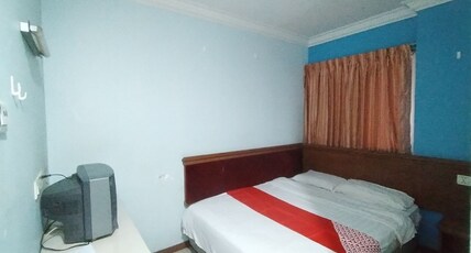 Hotel O Century Inn Room Type - Deluxe Queen