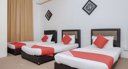 OYO 90180 Gemilang Hotel Kerteh Room Type - Malaysia Deluxe Triple