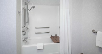 Hampton Inn by Hilton Bellevue Room Type - 2QN MOB HEARING ACC TUB NS