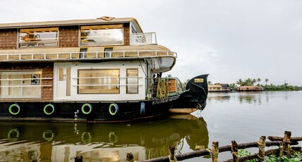 Ivaansh international Luxury Houseboat Room Type - Luxury Room with Backwater View and jacuzzi