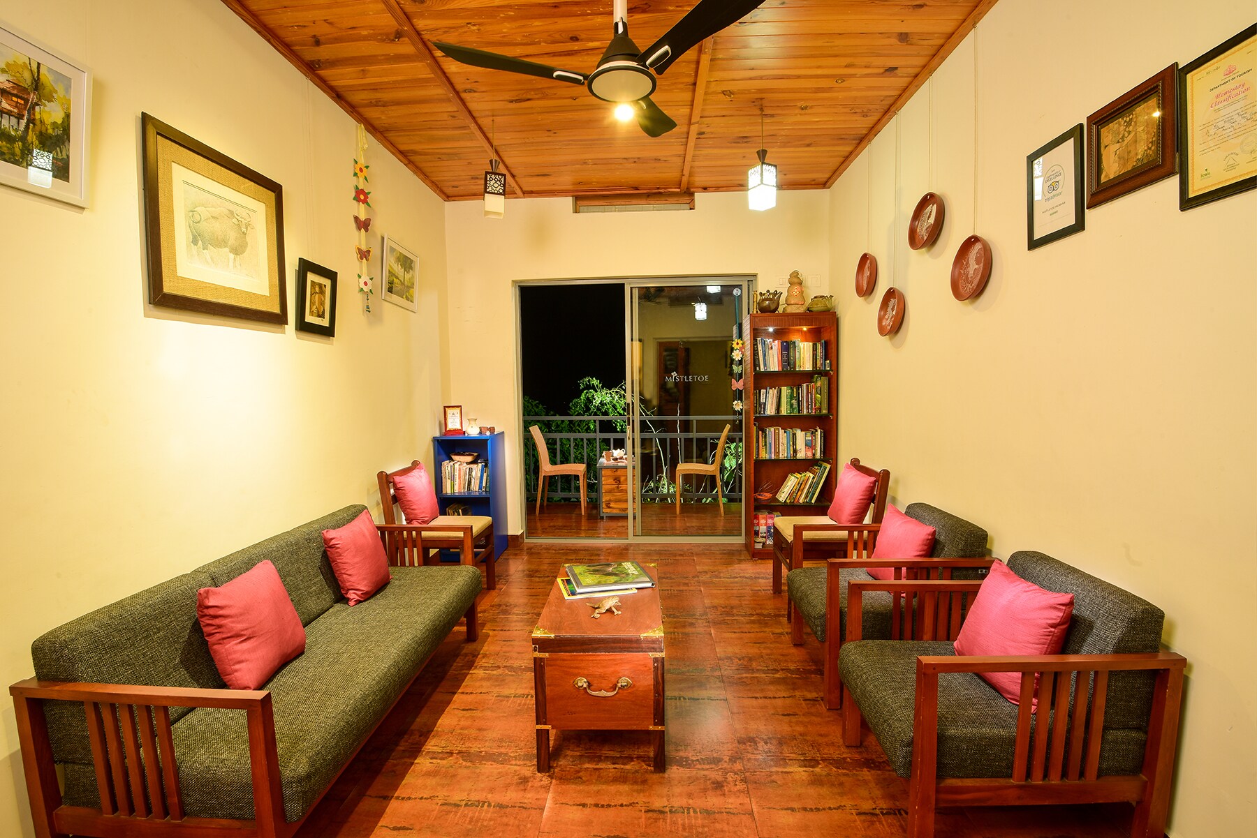 Mistletoe Homestay & Art Gallery Cafe - Tap to explore photos