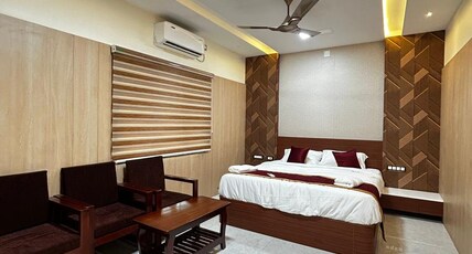 S Hotel Neela Room Type - Deluxe Room with Air Conditioning