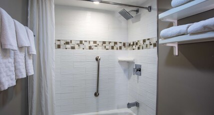 Best Western Historical Inn Room Type - 1 King Bed, Mobility Accessible, Bathtub, Microwave And Refrigerator, Non-Smoking, Full Breakfast Best Western Historical Inn Room Type - 1 King Bed, Mobility Accessible, Bathtub, Microwave And Refrigerator, Non-Smoking, Full Breakfast