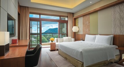 HUALUXE Hotels & Resorts Kunming - AN IHG HOTEL Room Type - 1 Bedroom Suite Balcony Garden View HUALUXE Hotels & Resorts Kunming - AN IHG HOTEL Room Type - 1 Bedroom Suite Balcony Garden View