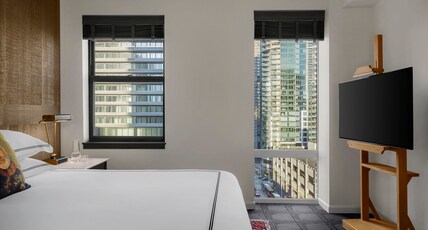 Kimpton Palladian Hotel, an IHG hotel Room Type - 1 King Mobility Accessible Tub City View