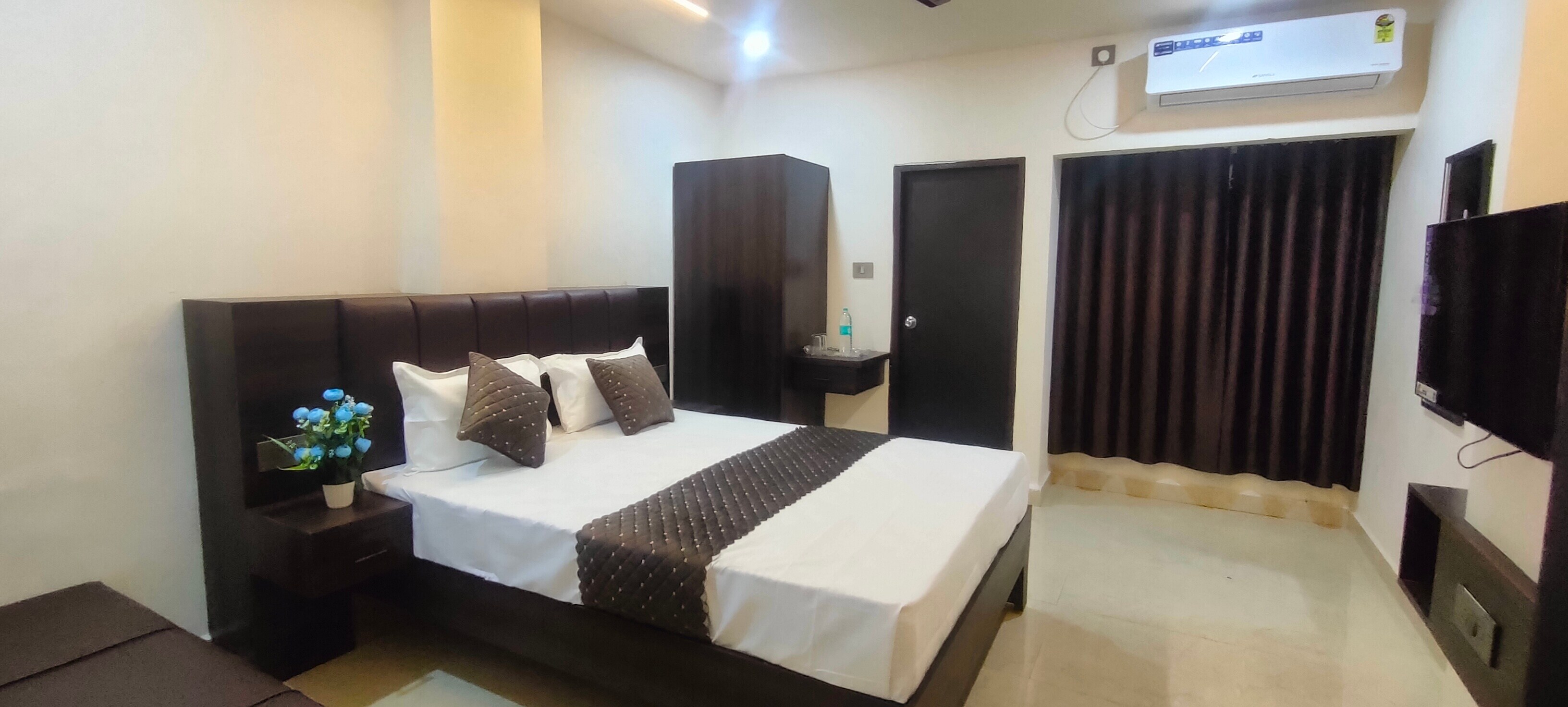 HOTEL MANOJ - Tap to explore photos