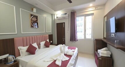 Hotel Shri Ji Palace @ Har Ki Pauri Road Room Type - Superior Room with City View