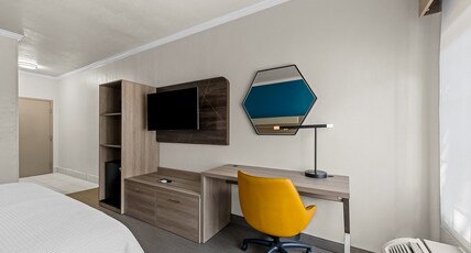 Holiday Inn Express Saint Simons Island Room Type - 1 King Standard Communications Mobility Accessible Holiday Inn Express Saint Simons Island Room Type - 1 King Standard Communications Mobility Accessible