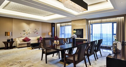 Crowne Plaza CHENGDU PANDA GARDEN Room Type - 1 Bedroom Suite Living Dining Areas