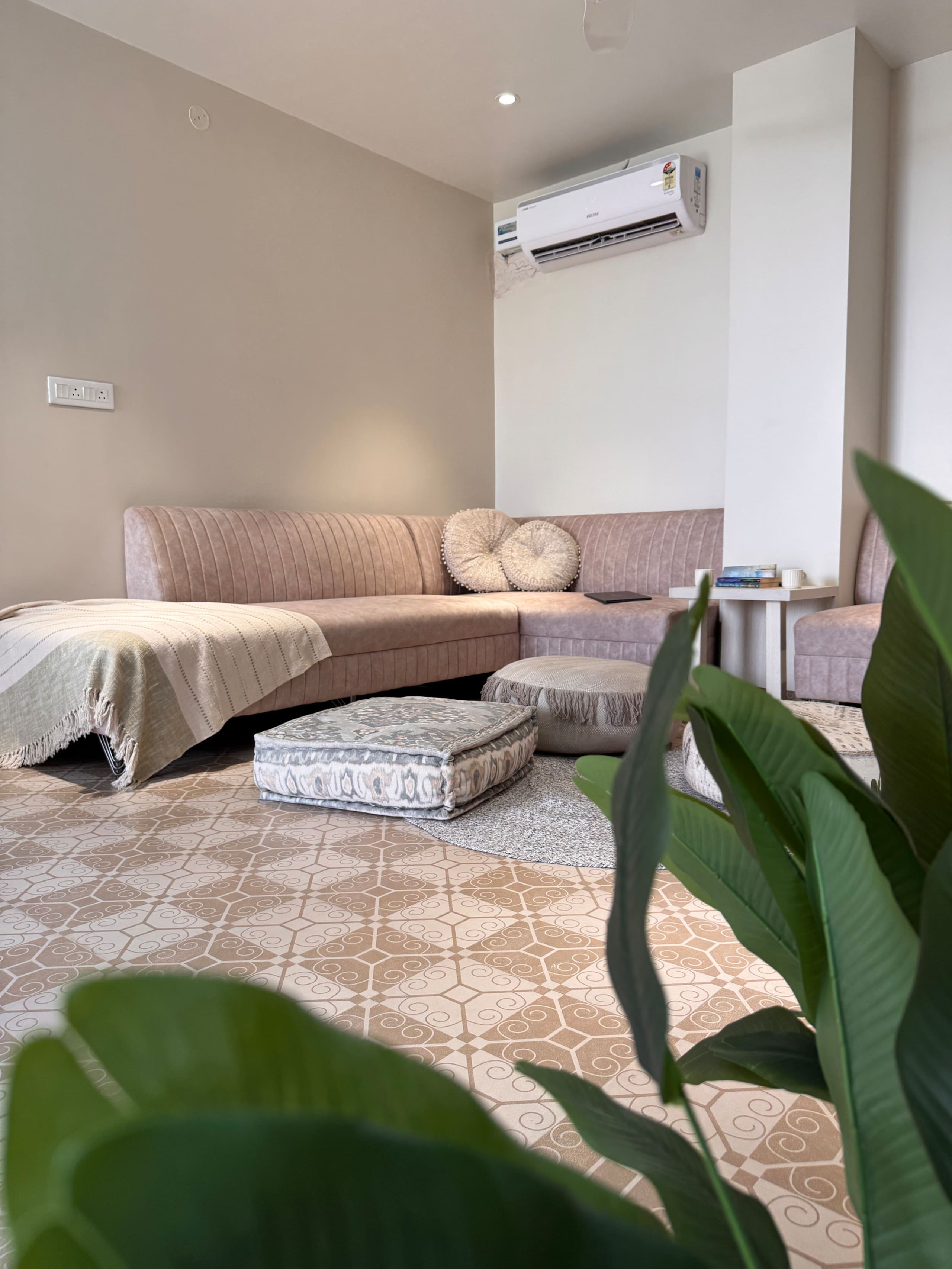 Somewhere in Jaipur, Spacious 2BHK w skylight terrace behind airport - Tap to explore photos