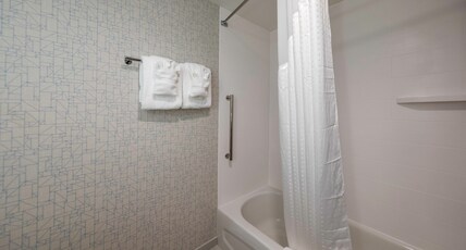 Holiday Inn Express & Suites - Staunton Room Type - 2 Queen Beds Standard Comm Accessible
