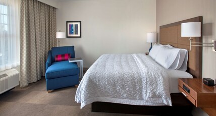 Hampton Inn by Hilton New Paltz Room Type - 1 KING MICROWV FRIDGE NS