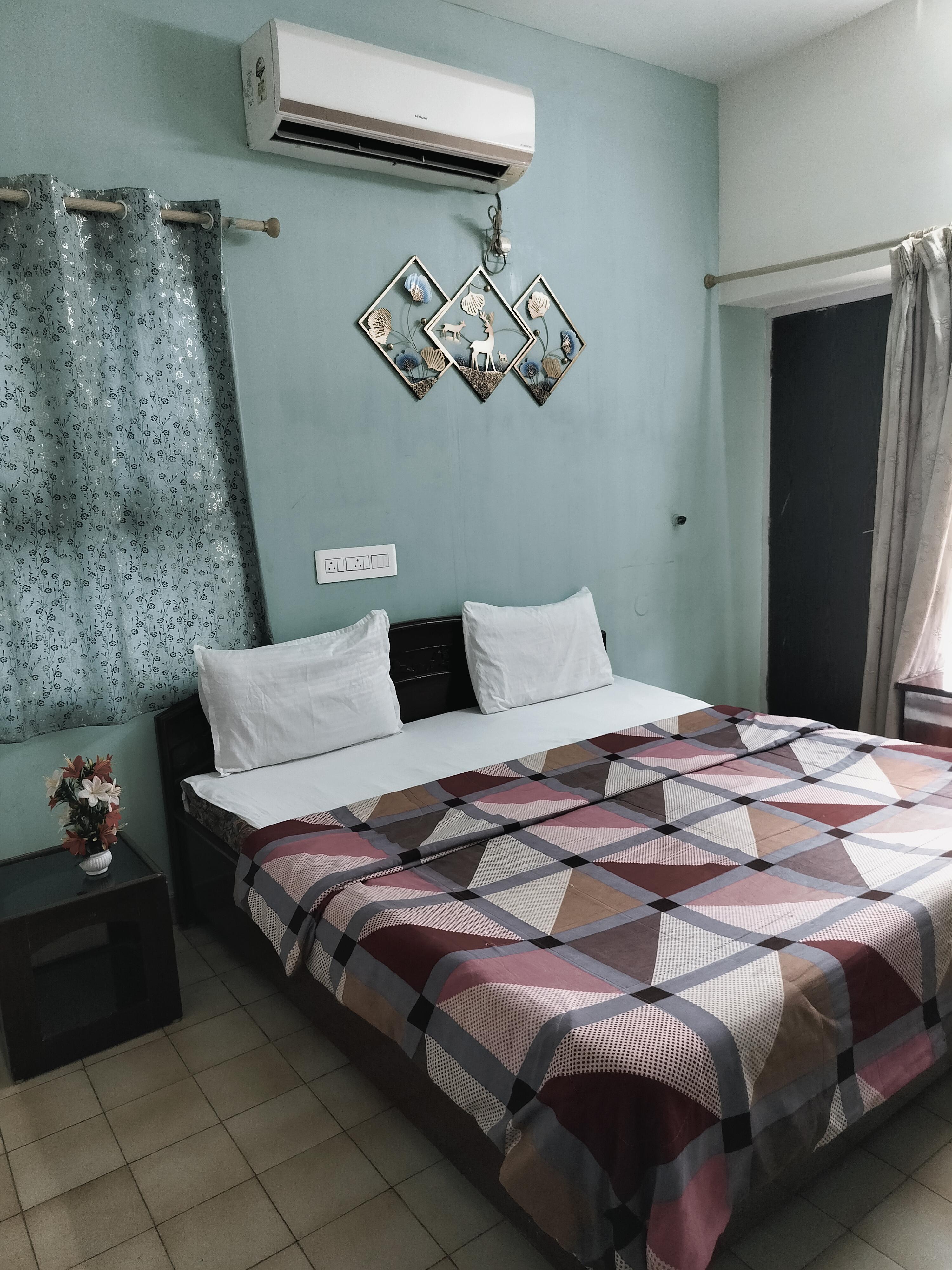 NARESH LIVE INN GUEST HOUSE - Tap to explore photos