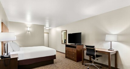 Best Western George West Executive Inn Room Type - 1 King Bed, Mobility Accessible, Communication Assistance, Roll In Shower, Smoking Room, Full Breakf