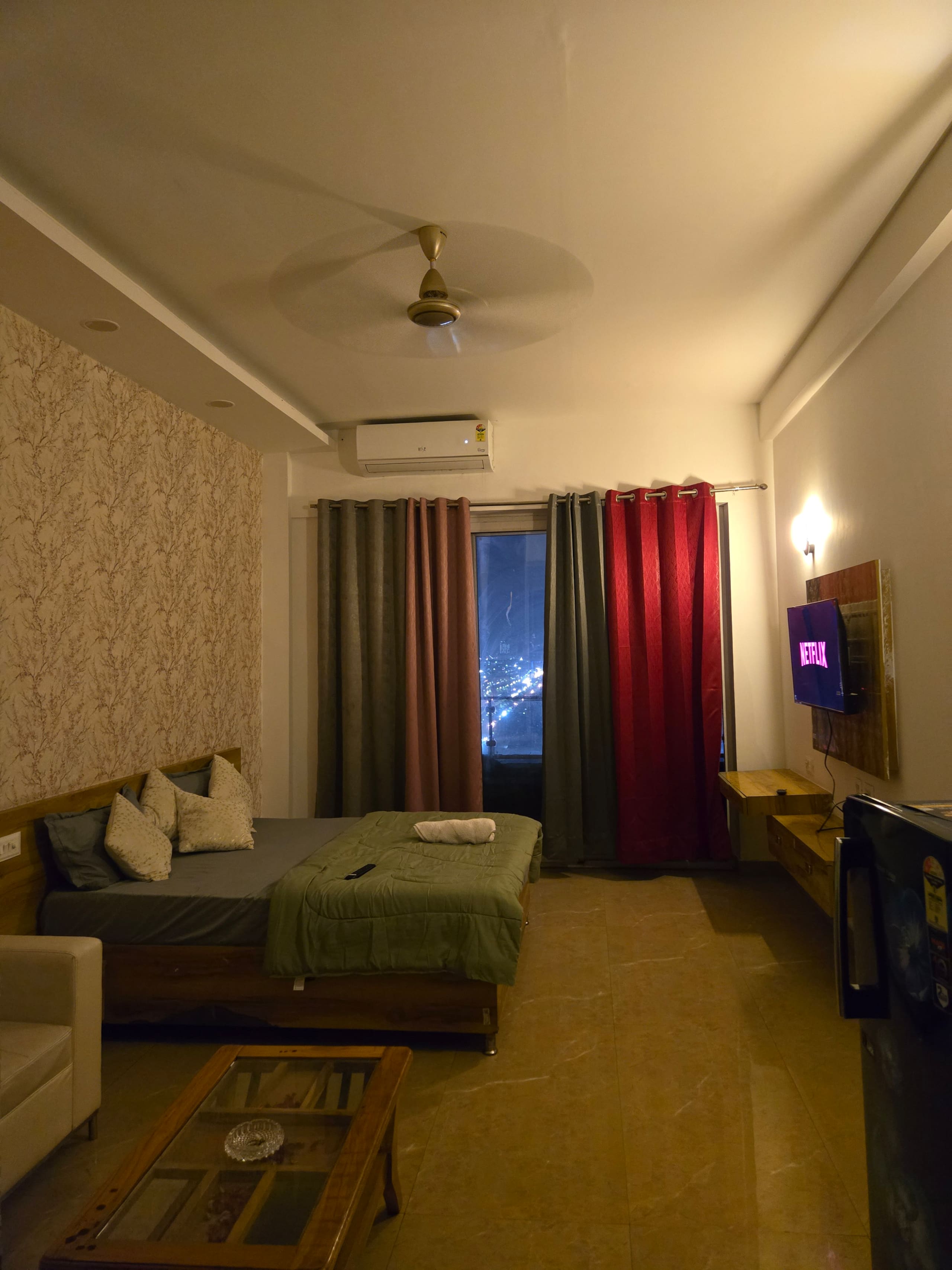 Sukoon Luxe Luxury Stay Gaur City Center - Tap to explore photos