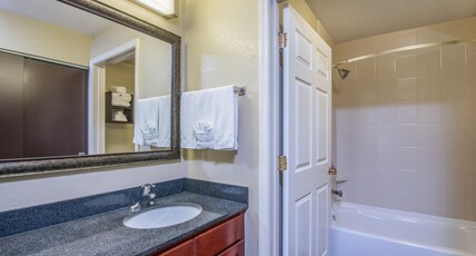 Staybridge Suites ALLENTOWN WEST, an IHG hotel Room Type - 1 Queen Bed Studio Suite