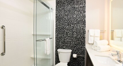 Hilton Garden Inn Room Type - 1 KING BED DELUXE