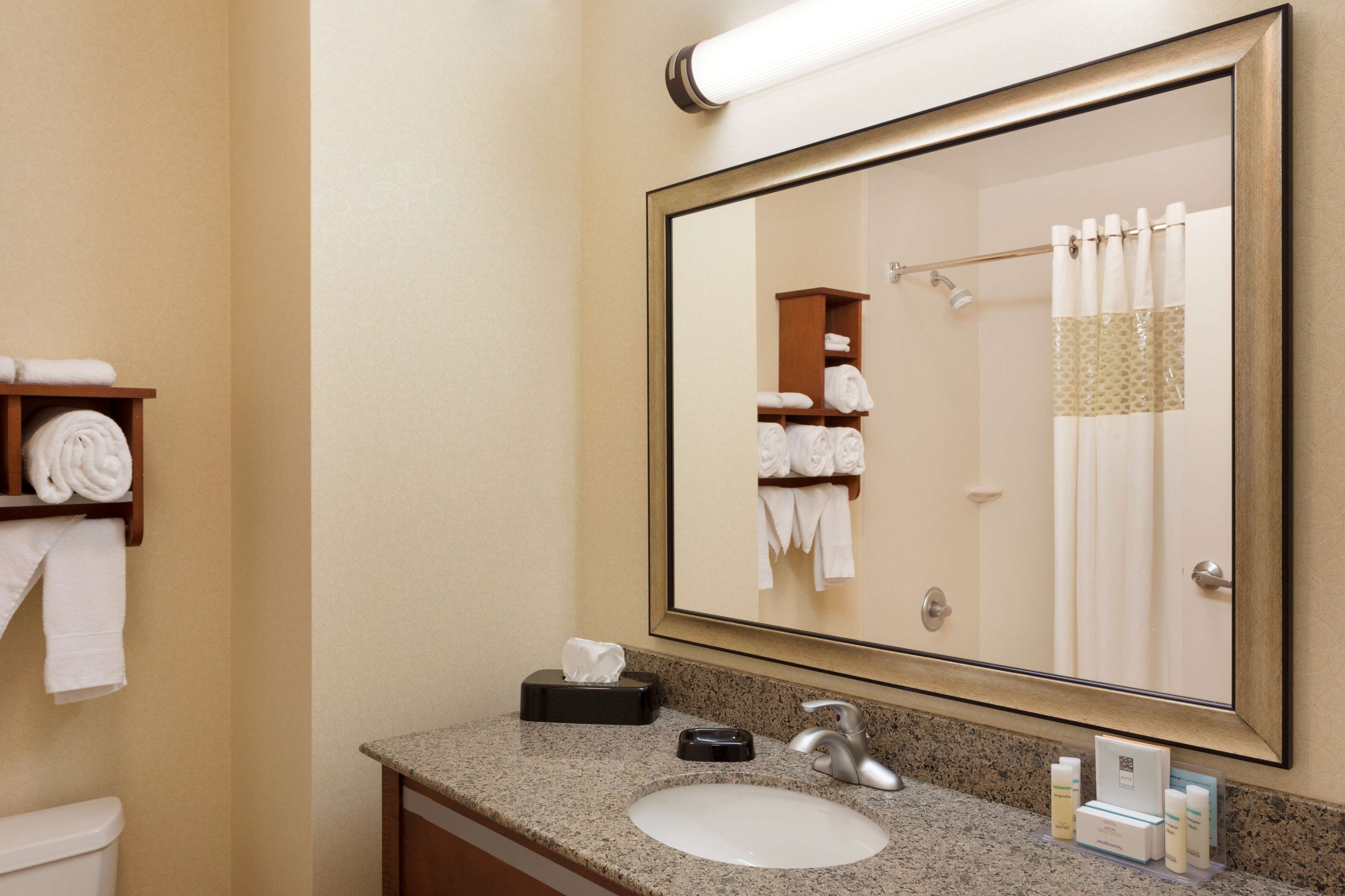 Hampton Inn & Suites Detroit/Chesterfield Township - Tap to explore photos