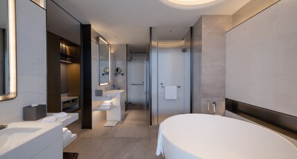 Crowne Plaza WEIHAI BINHAI by IHG Room Type - One Bedroom Suite 1 King Sea View
