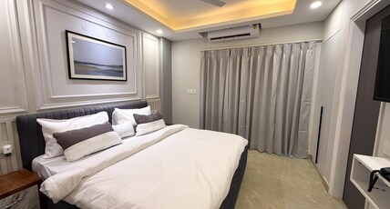 BedChambers Luxe Stay Near Medicity Room Type - Deluxe Room