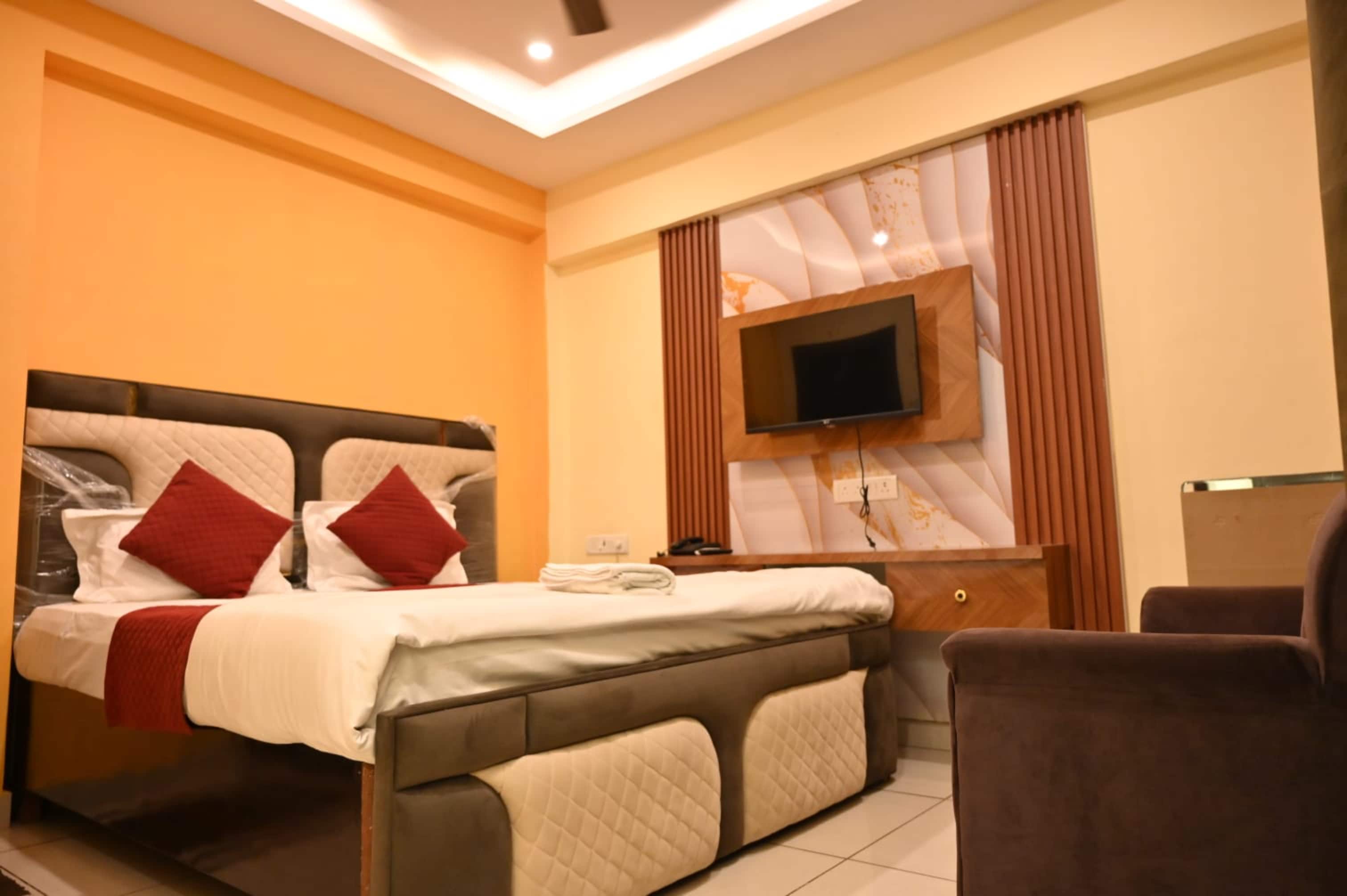 Hotel Agastya Inn I Opp. to Kashi Vishwanath - Tap to explore photos