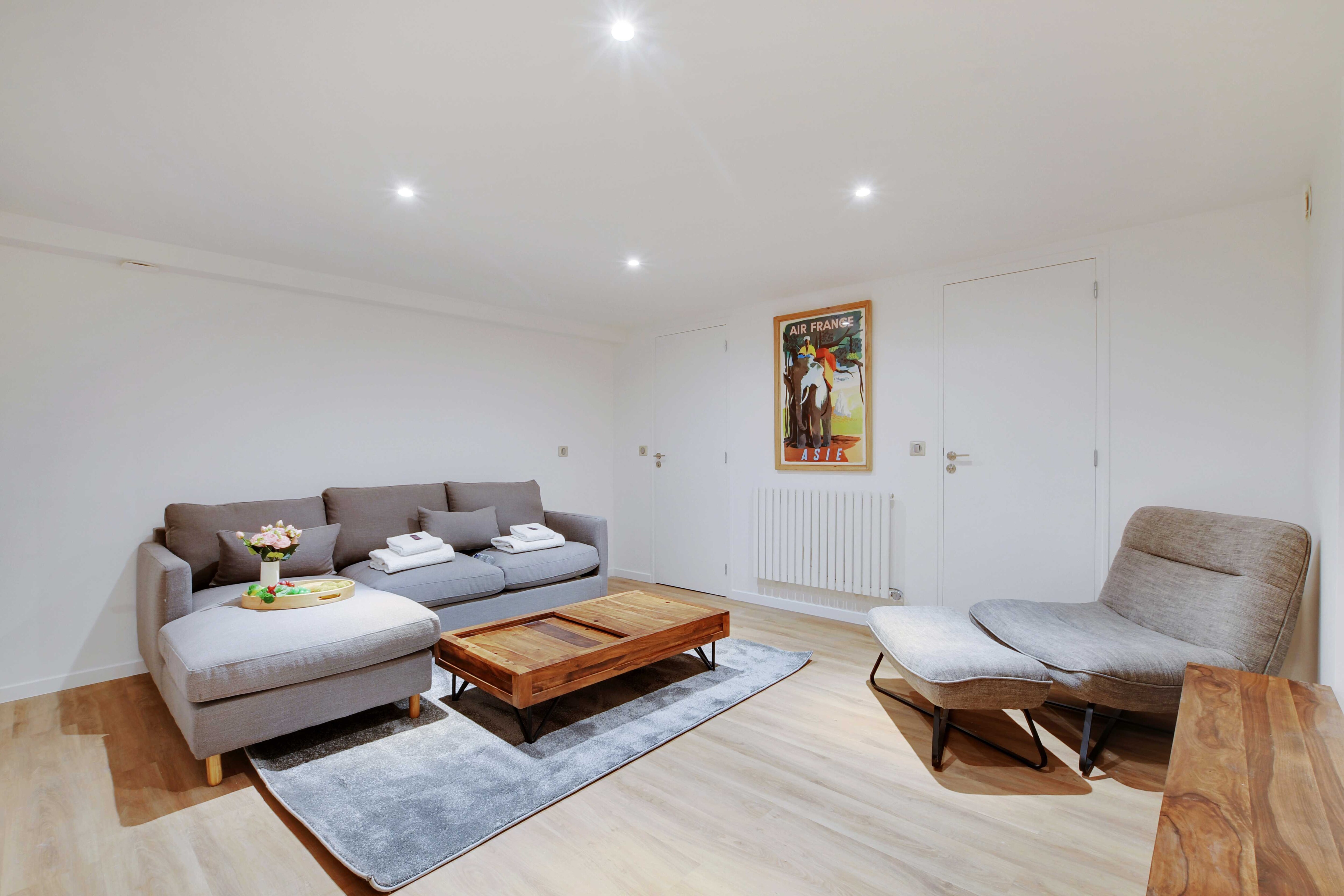 Spacious Apartment - 2BR/4P - Place de Clichy - Tap to explore photos