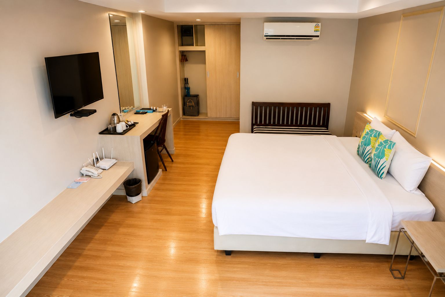 Combo Beach Hotel Samui - Tap to explore photos