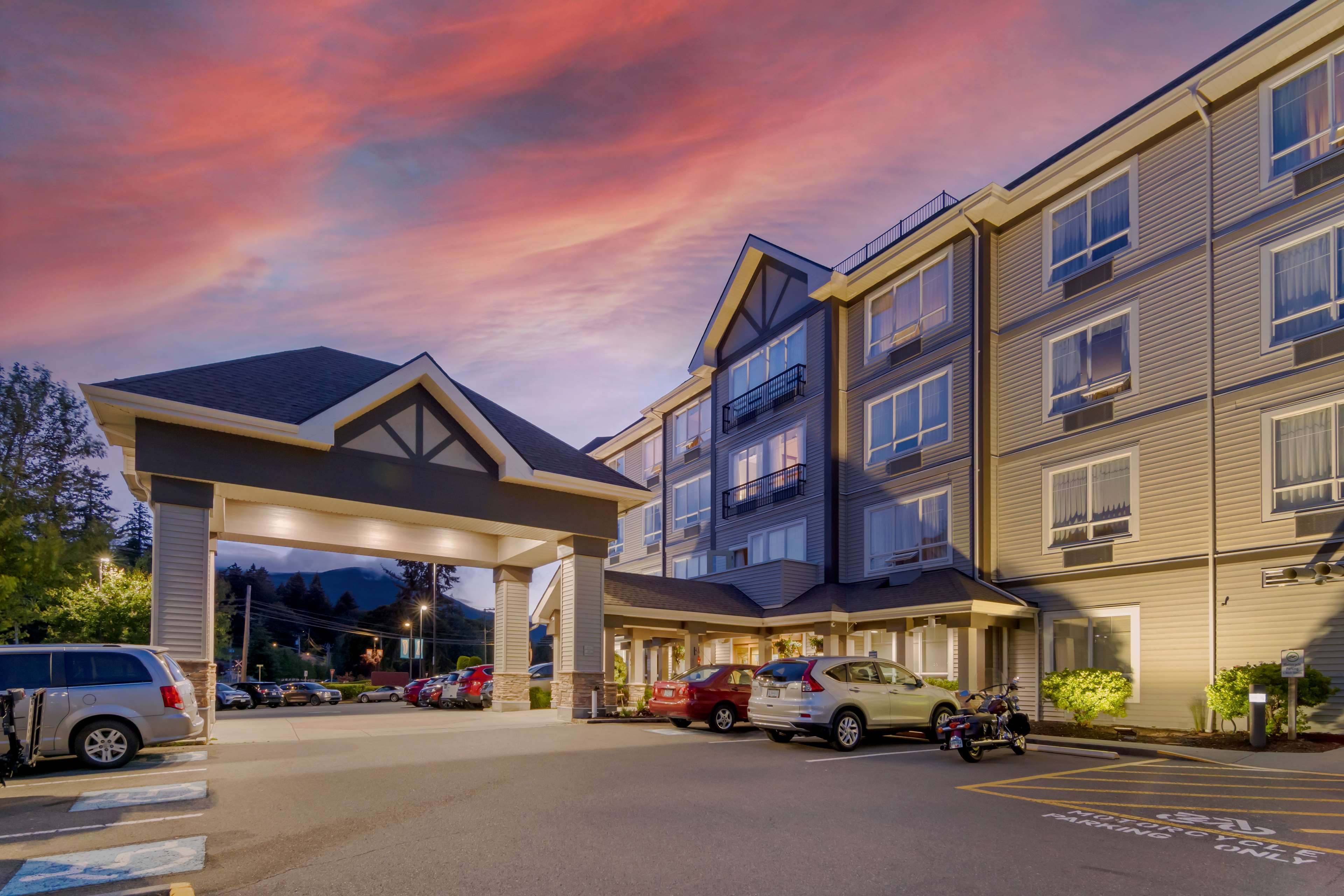 Best Western Plus Chemainus Inn - Tap to explore photos