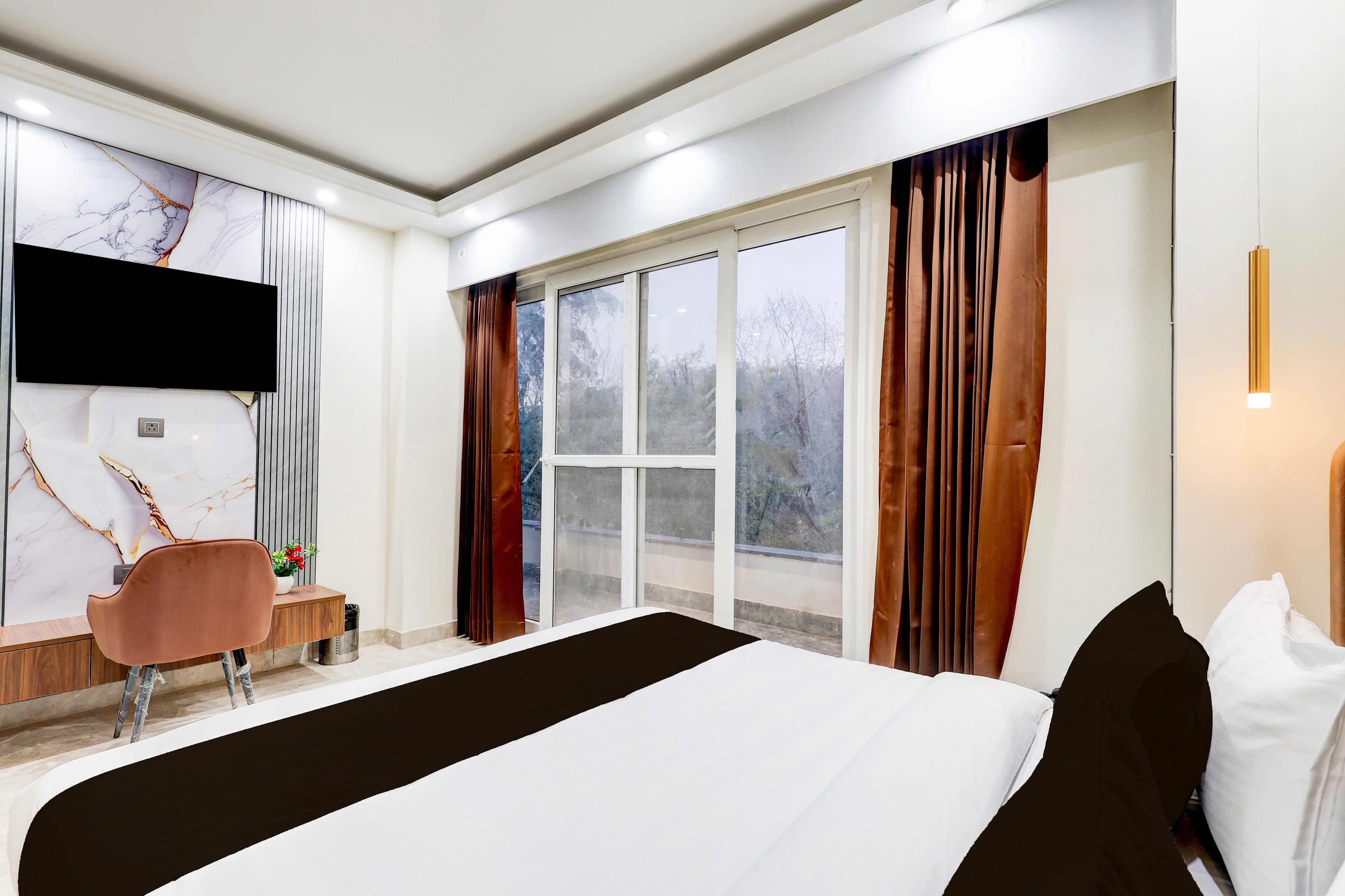 Super Hotel O Sector 43 Gurgaon - Tap to explore photos