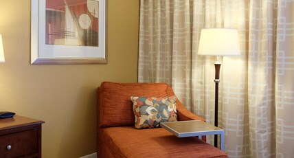 Hampton Inn by Hilton Lima Room Type - 1 KING BED NONSMOKING