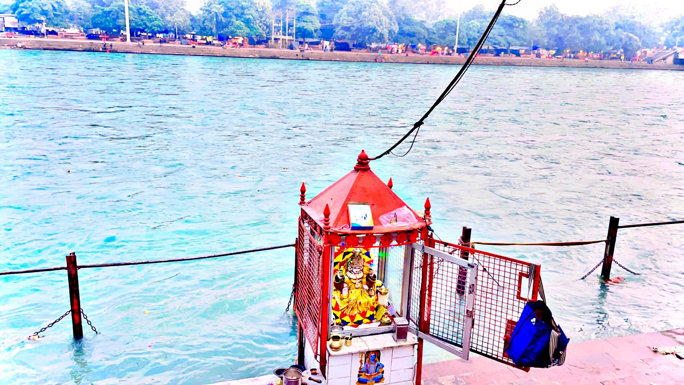 Bansal Guest House - 20 Steps Away from River Ganga - Tap to explore photos