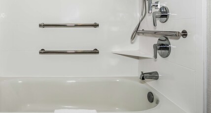 Hampton Inn & Suites Mobile- Downtown Historic District Room Type - 1KNG MOB HEAR ACC W TUB NS