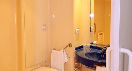 ibis budget Rochefort Room Type - TRIPLE - Room with a large bed and a bunk bed