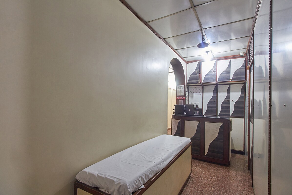 Plaza Guest House Mumbai Central - Tap to explore photos