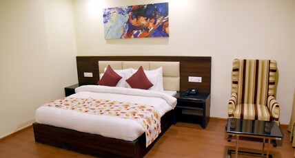 Clarks Inn Suites Katra Room Type - Suite Room with Living room and King Bed