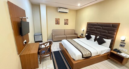 Hotel Paras Royale Room Type - Deluxe Room