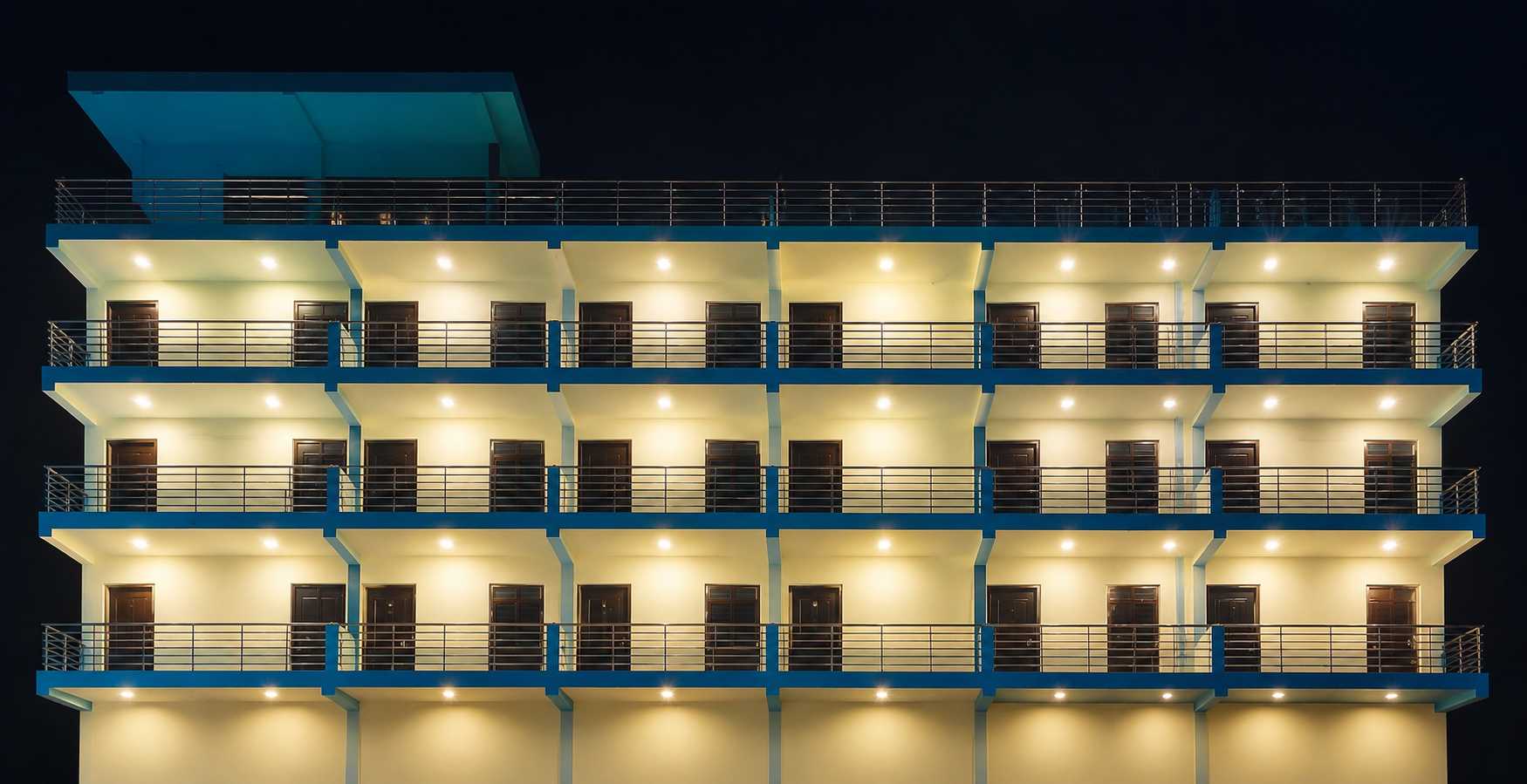 POP 84658A Hotel City - Tap to explore photos