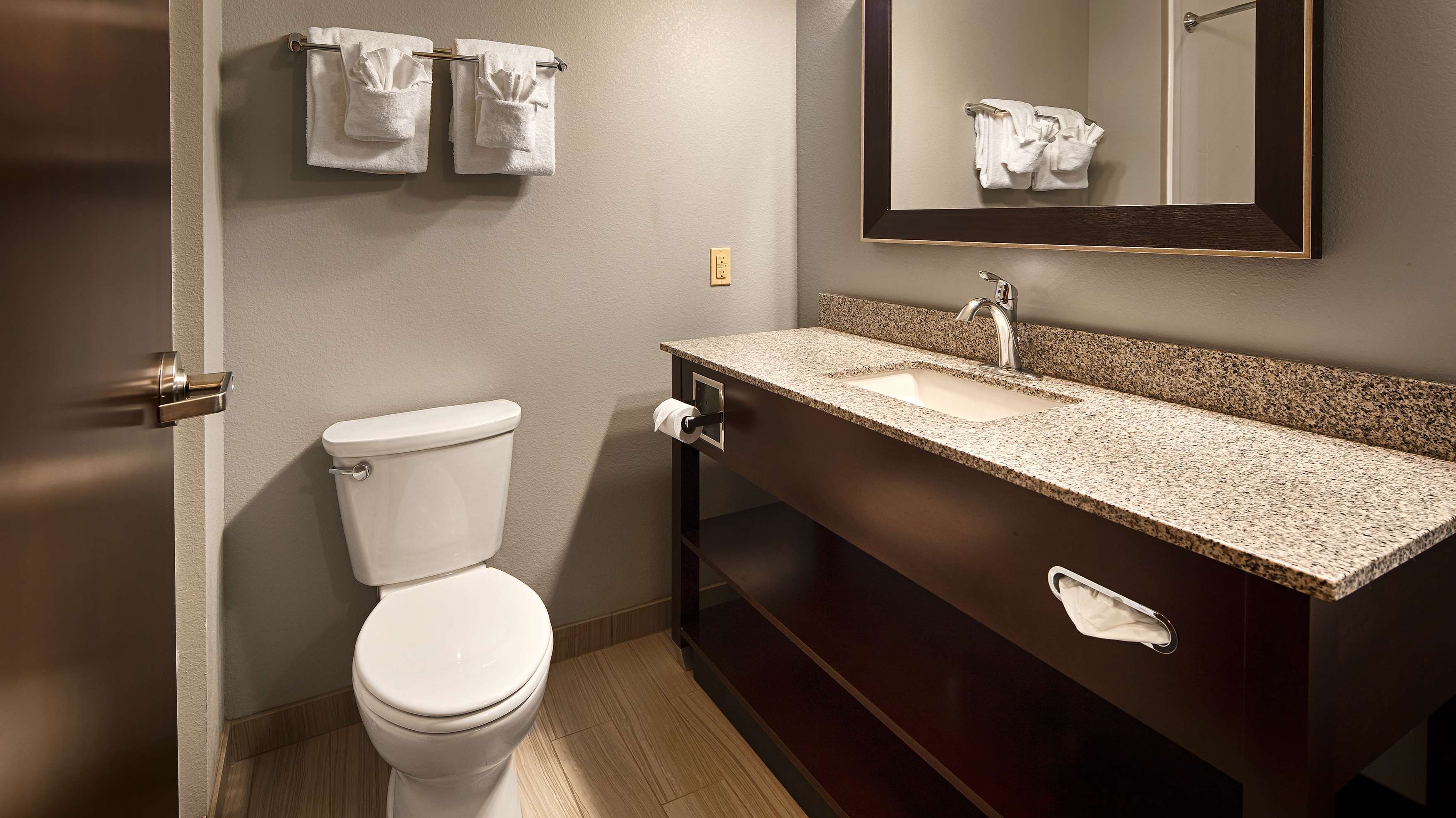 Best Western Plus Boardman Inn & Suites - Tap to explore photos