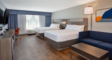Holiday Inn Express & Suites Kingston Central Room Type - 2 Queen Standard Mobil Access Roll Shwr