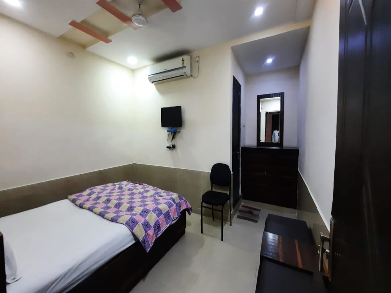 Hotel Vasundhara - Tap to explore photos