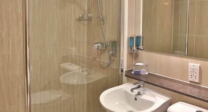 Best Western Invercarse Hotel Room Type - 1 King Bed, Non-Smoking, Sofabed