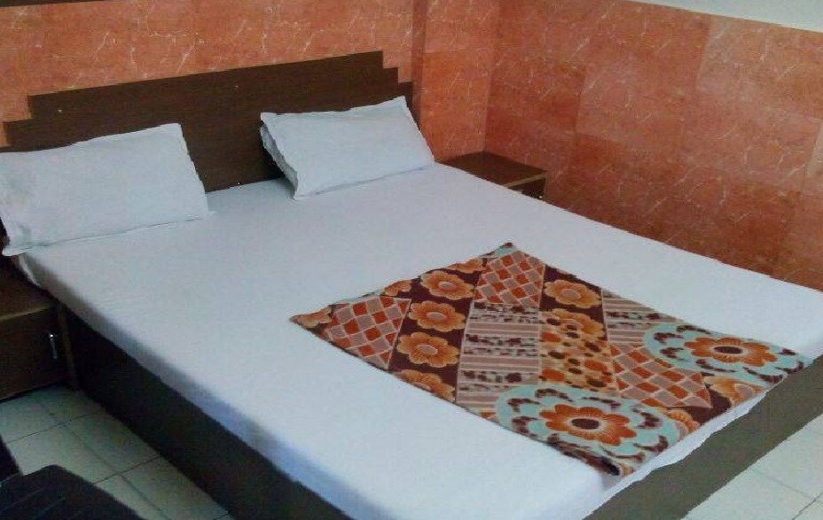 Hotel mayur - Tap to explore photos