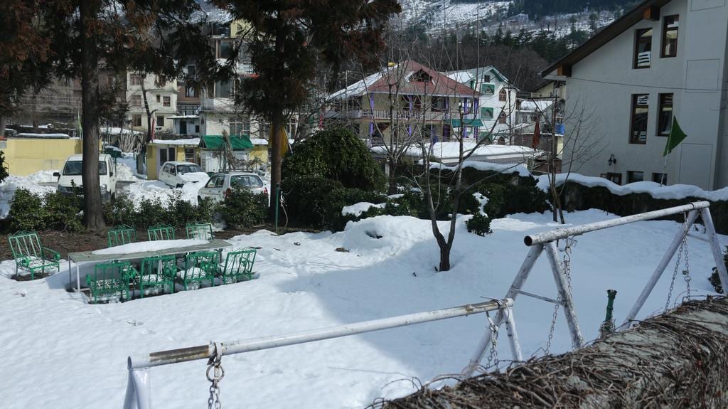 Zarim Hotel Manali (Near Mall Road) - Tap to explore photos