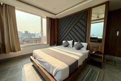 HOTEL TRIHARI (3 minutes drive to JANKI BRIDGE)