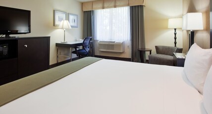 Holiday Inn Express Hotel Union City Room Type - 1 Queen Suite Kitchenette