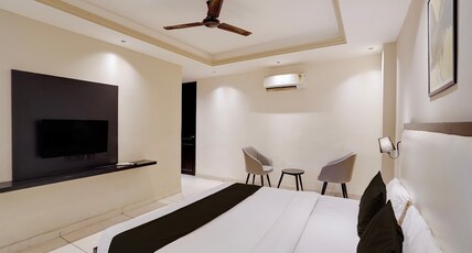 Townhouse Oak Udyog Vihar Room Type - Deluxe with Balcony