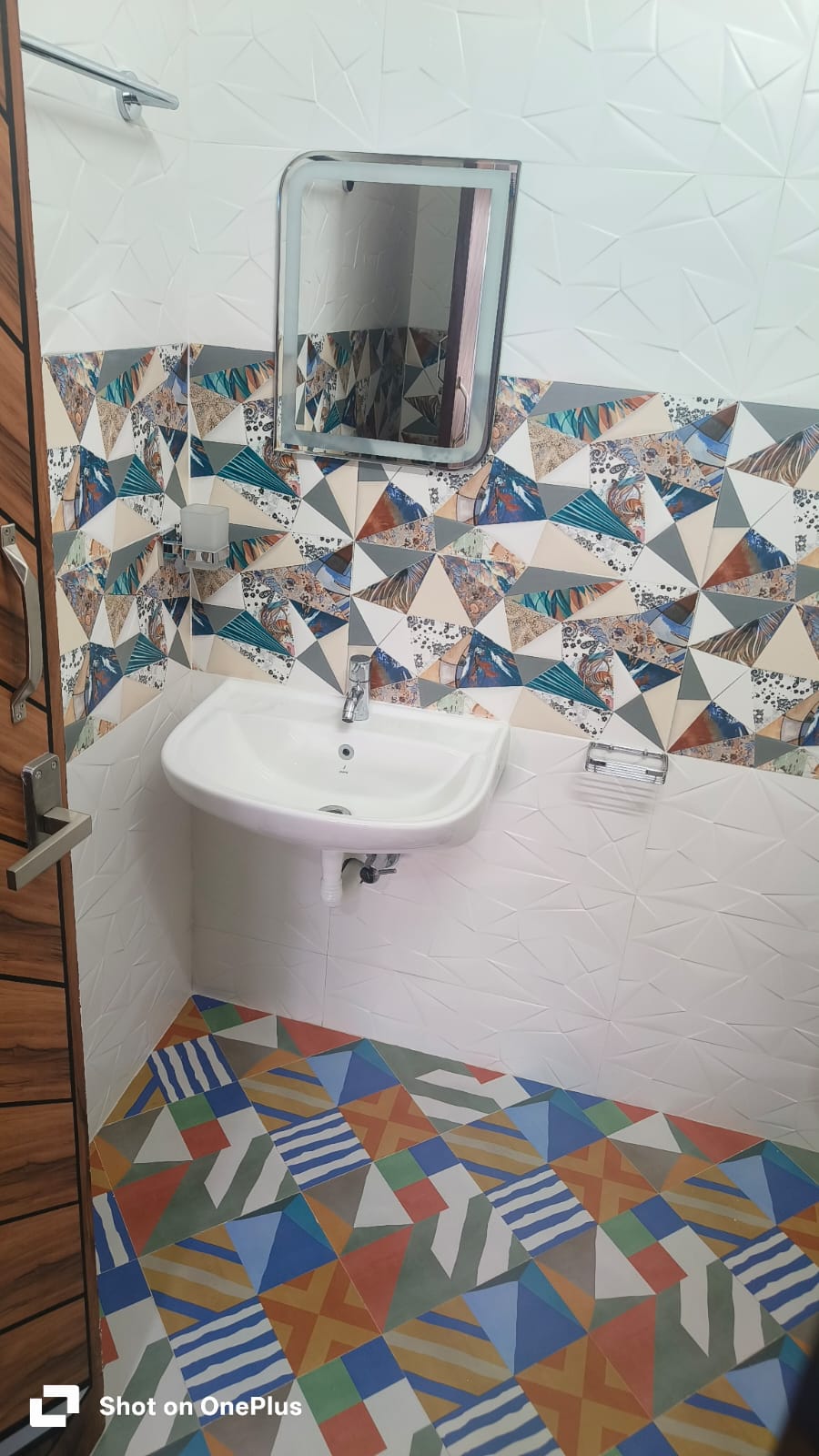 A Star Gate Family and Deluxe Rooms - Tap to explore photos