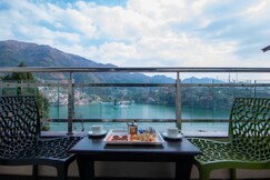 The Tal Paradise( 20 km from Nainital ) A Lake Side Hotel