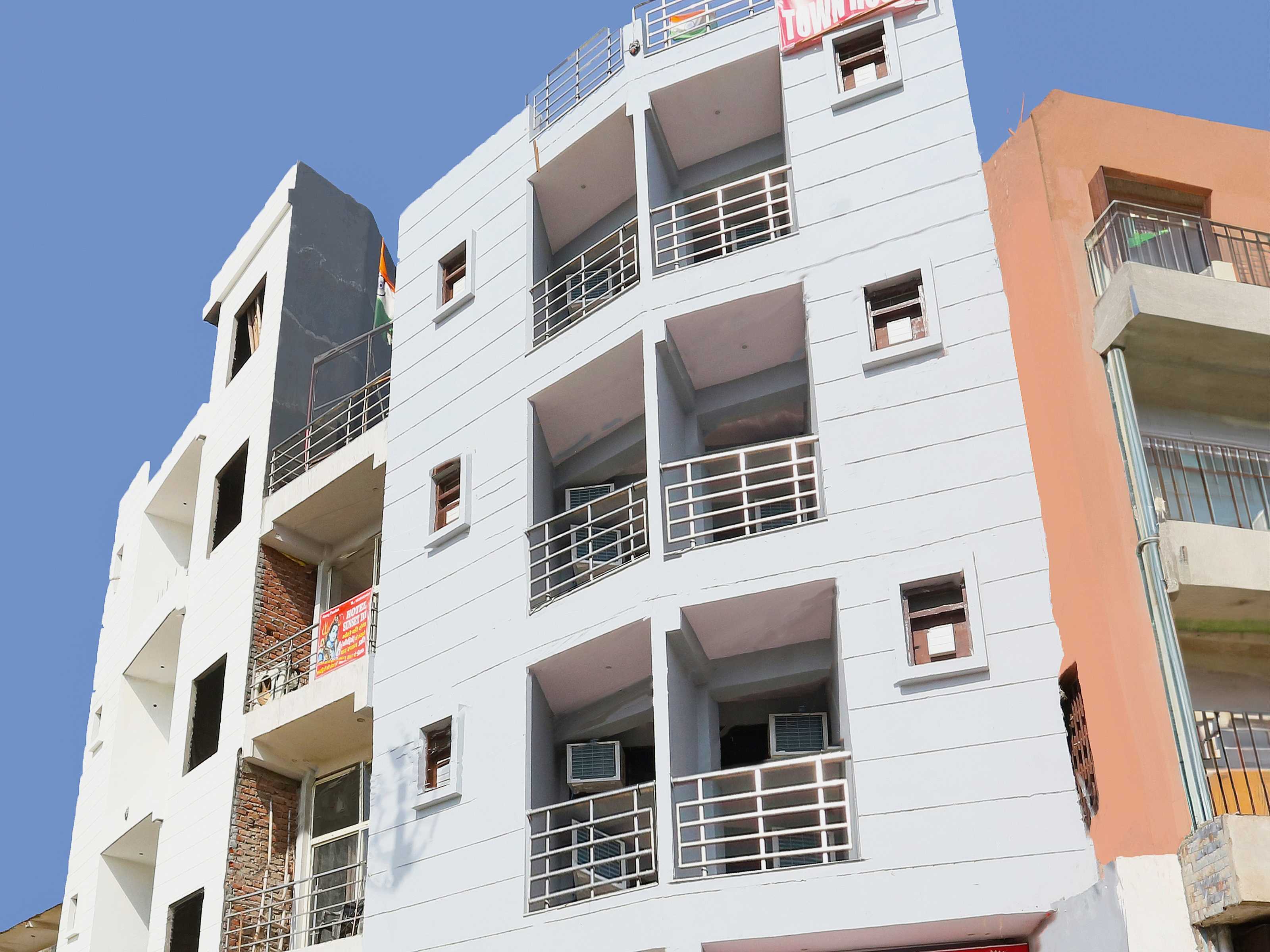 Hotel Tree - Tap to explore photos